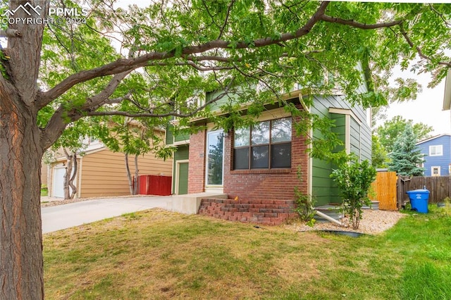 view of front of house featuring a front yard