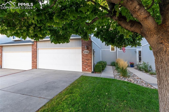 view of front of property with a front lawn