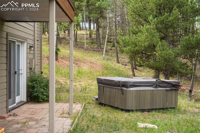 view of yard featuring a hot tub and a patio area