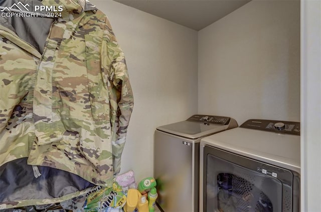 laundry room with washing machine and clothes dryer