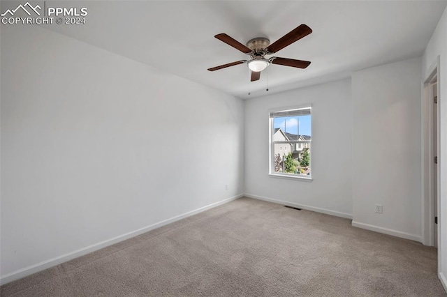 unfurnished room with light carpet and ceiling fan