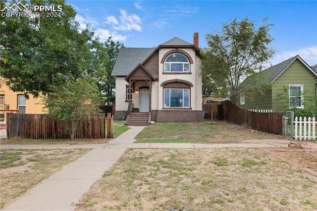 view of front of house with a front yard