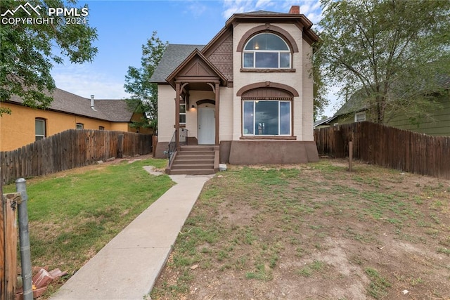 view of front of property with a front yard