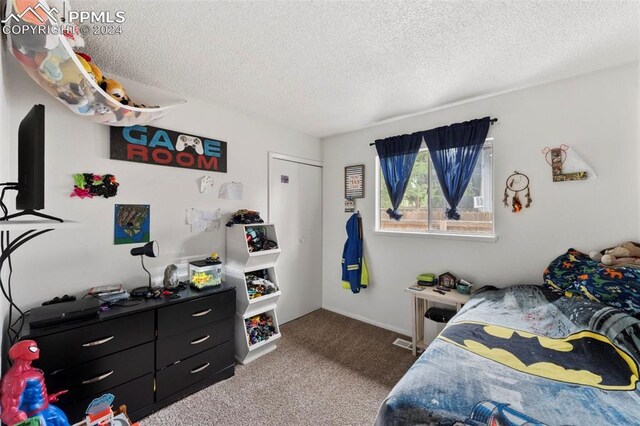 bedroom featuring carpet floors and a textured ceiling