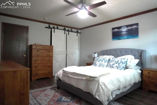 bedroom with ceiling fan, a textured ceiling, and dark hardwood / wood-style flooring