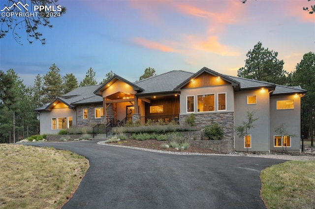 view of front of home featuring a lawn