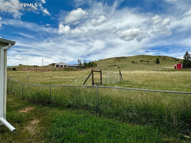 view of yard featuring a rural view