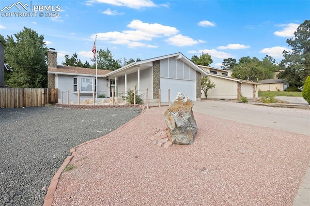 ranch-style house featuring covered porch