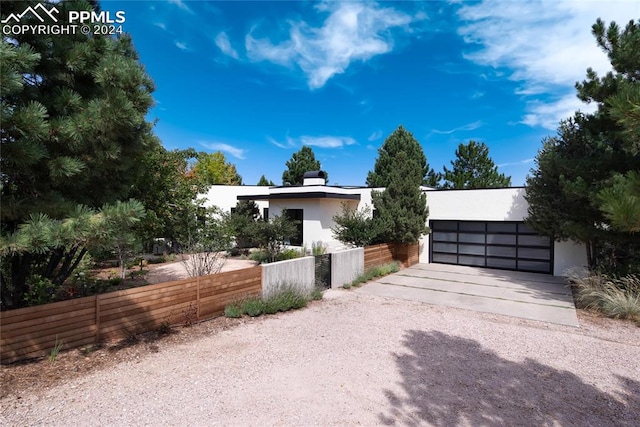 view of front facade featuring a garage