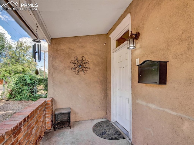 view of exterior entry with stucco siding