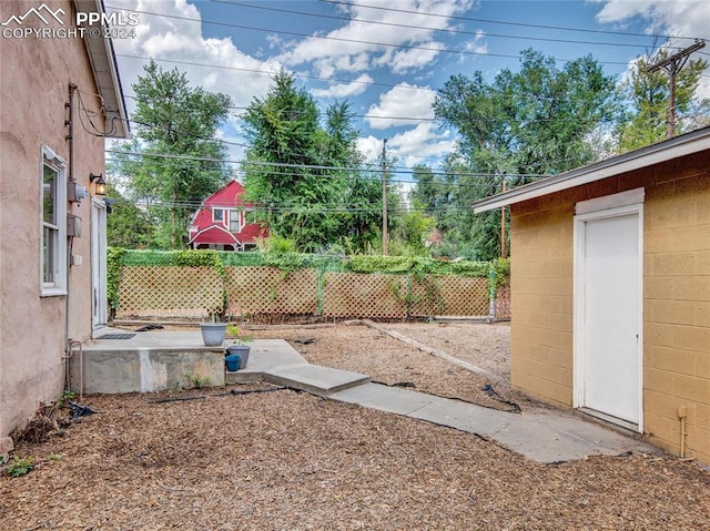 view of yard featuring a shed