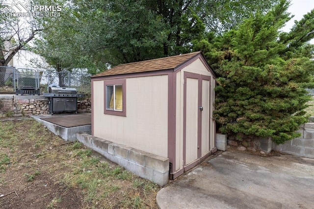 view of outbuilding