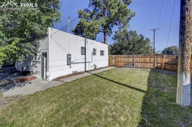 view of yard featuring a patio area