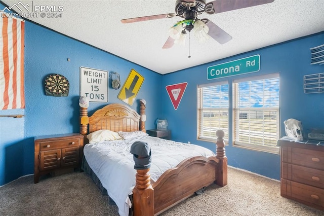 bedroom with ceiling fan, a textured ceiling, and carpet