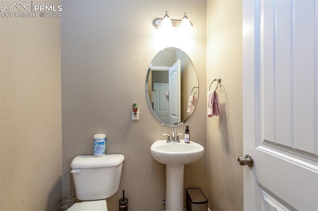 bathroom featuring toilet and sink