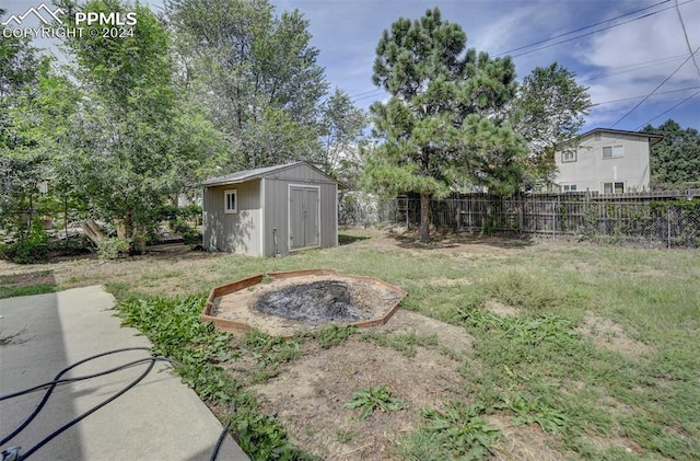 view of yard with a storage unit