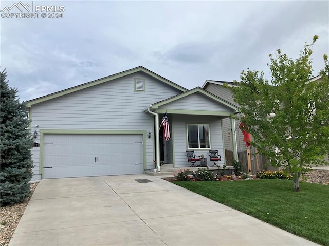 view of front of house featuring a front lawn and a garage