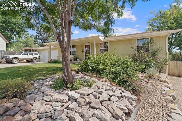 view of front of house featuring a garage and a front yard