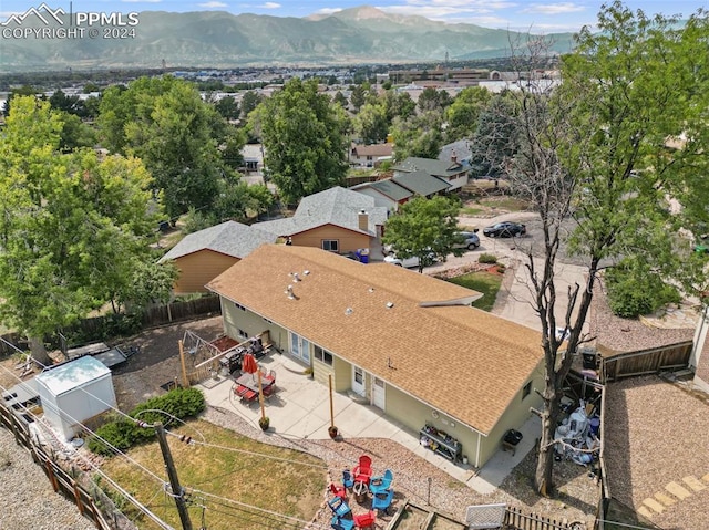 birds eye view of property featuring a mountain view