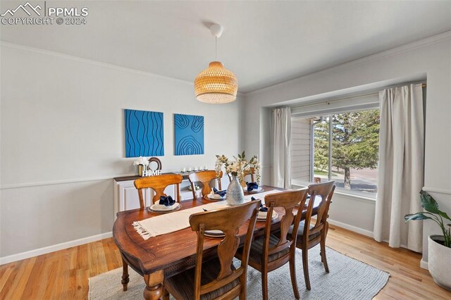 dining room featuring light hardwood / wood-style floors and ornamental molding