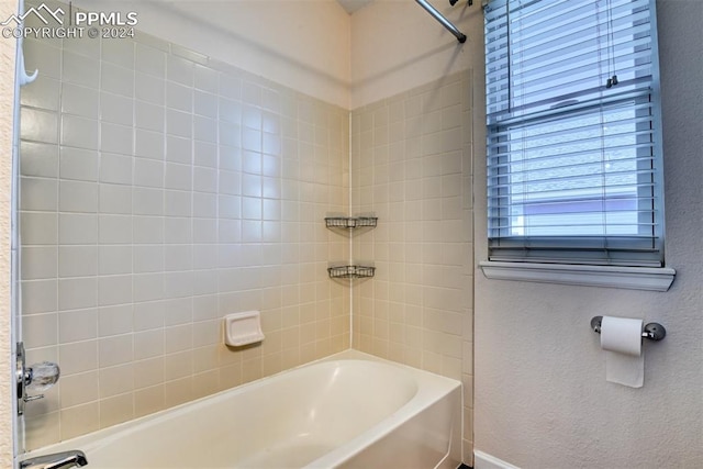 bathroom featuring tiled shower / bath