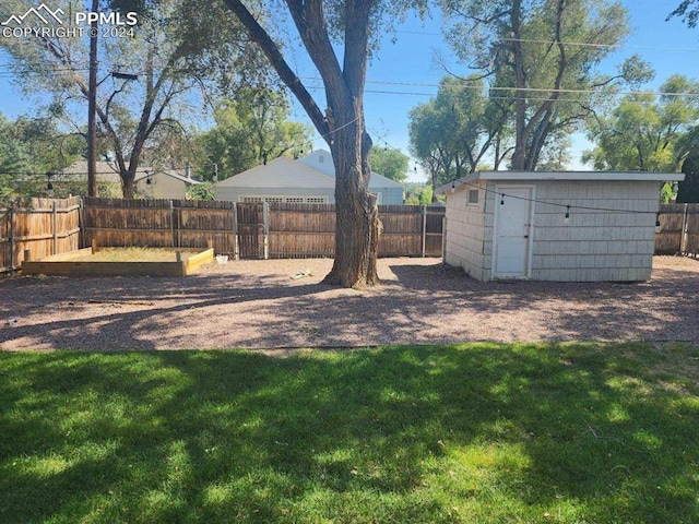 view of yard featuring a storage shed