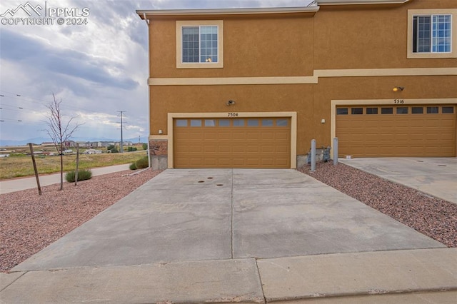 view of front facade featuring a garage