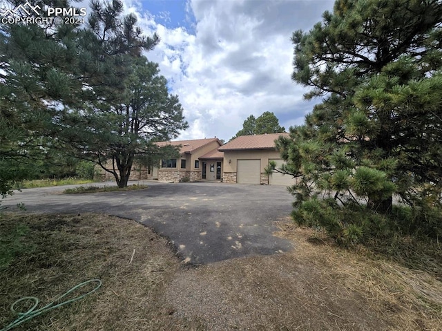 view of front facade featuring a garage