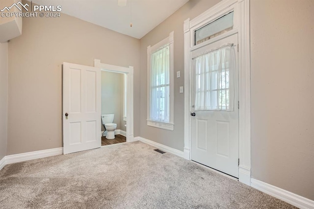 carpeted entryway featuring ceiling fan