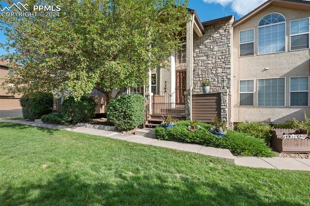 view of front of property featuring a front lawn