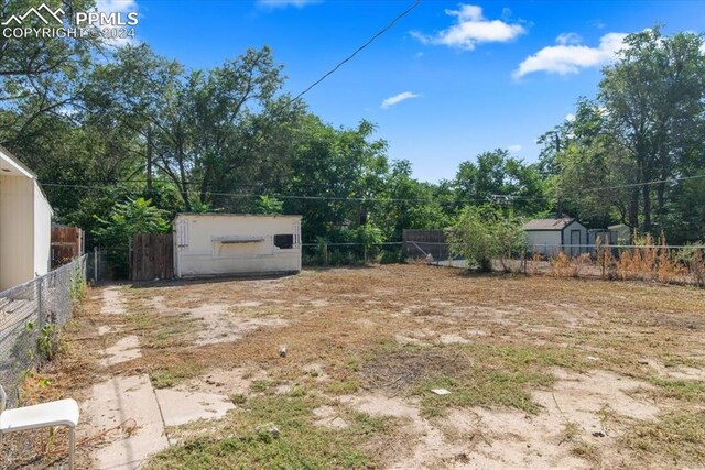 view of yard with a shed