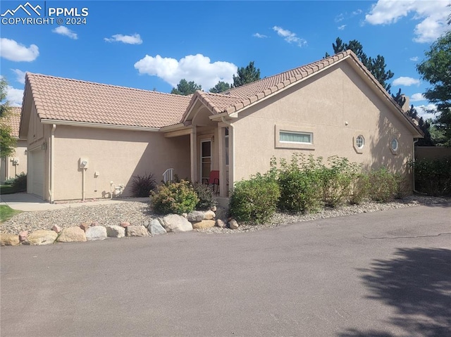 view of front of house featuring a garage