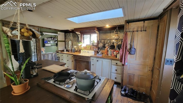 231 Plainview Pl, Manitou Springs, CO 80829 - bathroom with a skylight, wood finished floors, and wooden ceiling