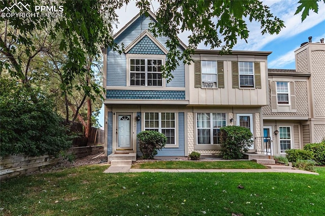 view of front facade with a front yard