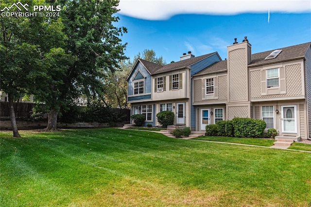 view of front of home featuring a front lawn