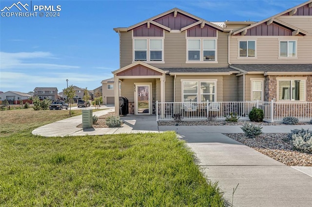 view of front of home featuring a front yard