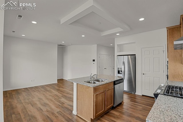 kitchen featuring a center island with sink, appliances with stainless steel finishes, hardwood / wood-style flooring, and sink