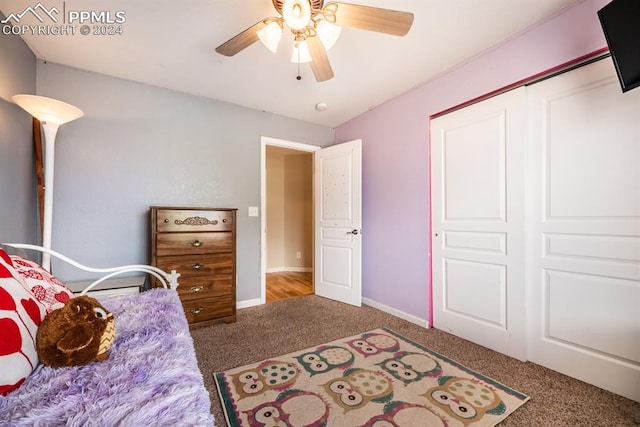 bedroom with ceiling fan, carpet floors, and a closet