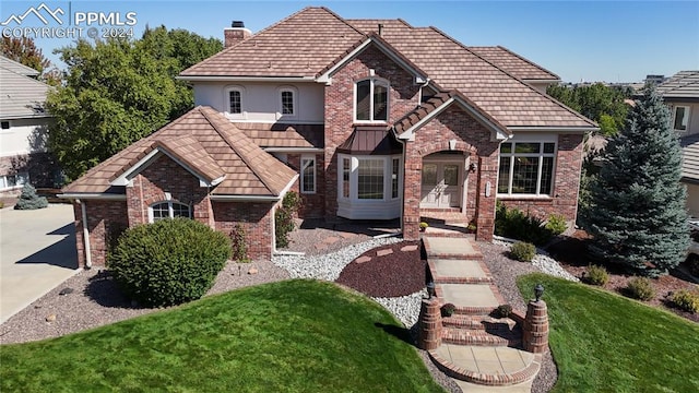 view of front of property featuring a front lawn