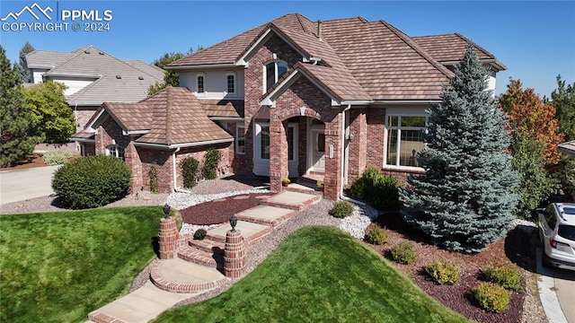 view of front of house featuring a front lawn