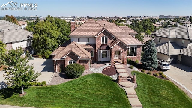 view of front of property featuring a front lawn