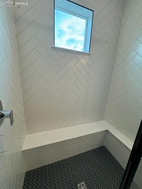 bathroom featuring tiled shower