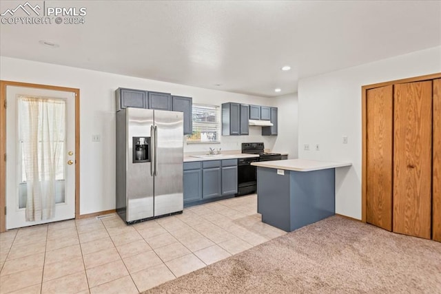 kitchen featuring kitchen peninsula, black appliances, a kitchen bar, sink, and light colored carpet