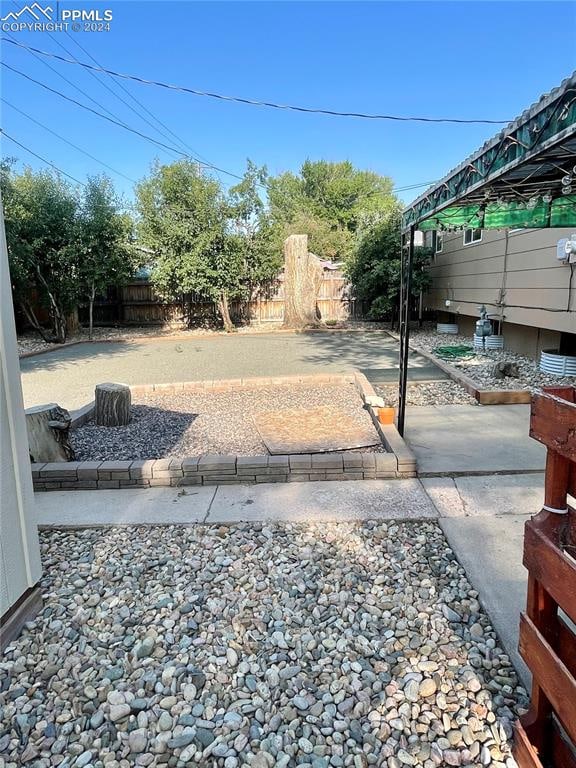 view of yard featuring a patio area