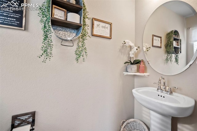 bathroom featuring sink