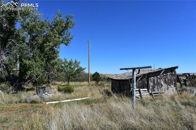 view of yard with an outbuilding