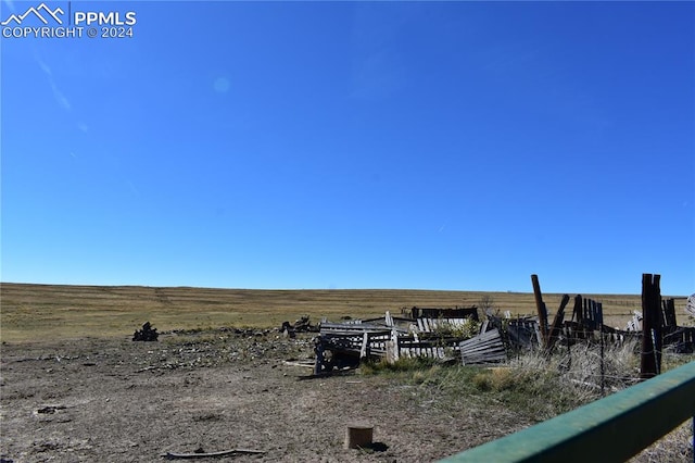 view of yard featuring a rural view