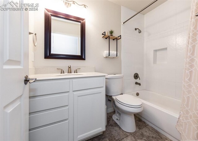 full bathroom featuring shower / tub combo with curtain, vanity, and toilet