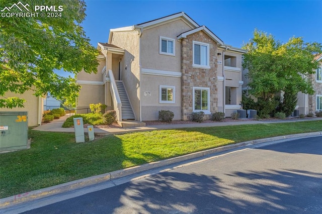 view of front of home featuring a front lawn