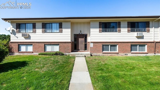 bi-level home featuring a front lawn